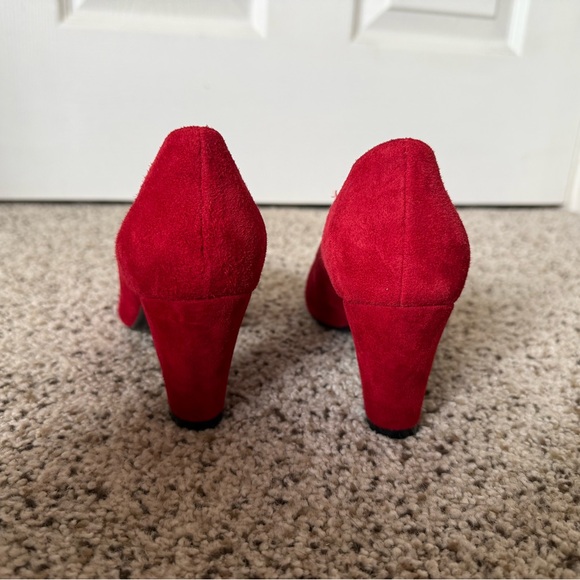 Elegant Red Suede Pumps - Picture 4 of 5